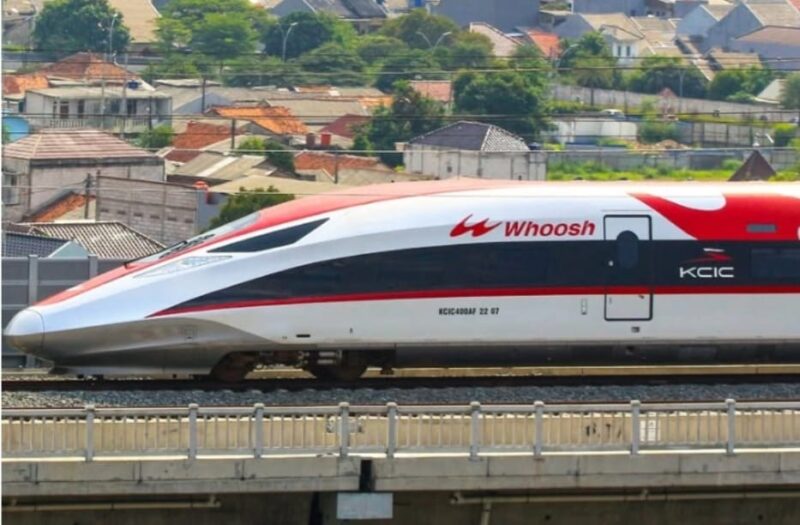 Mahfud MD tanggapi pernyataan Presiden Prabowo yang akan bertanggung jawab dalam utang kereta cepat Whoosh. (YouTubeRhenald Kasali)