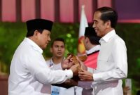 Presiden Prabowo (kiri) buka suara soal isu masih dikendalikan Jokowi (kanan). (Instagramjokowi)