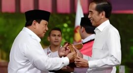 Presiden Prabowo (kiri) buka suara soal isu masih dikendalikan Jokowi (kanan). (Instagramjokowi)