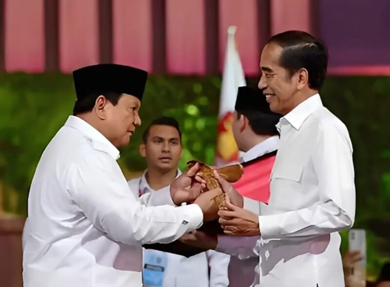 Presiden Prabowo (kiri) buka suara soal isu masih dikendalikan Jokowi (kanan). (Instagramjokowi)