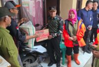 Wali Kota Cimahi, Ngatiyana Saat Memberikan Bantuan Kepada Masyarakat Korban Banjir di Kel. Utama. (Istimewa)