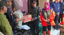 Wali Kota Cimahi, Ngatiyana Saat Memberikan Bantuan Kepada Masyarakat Korban Banjir di Kel. Utama. (Istimewa)