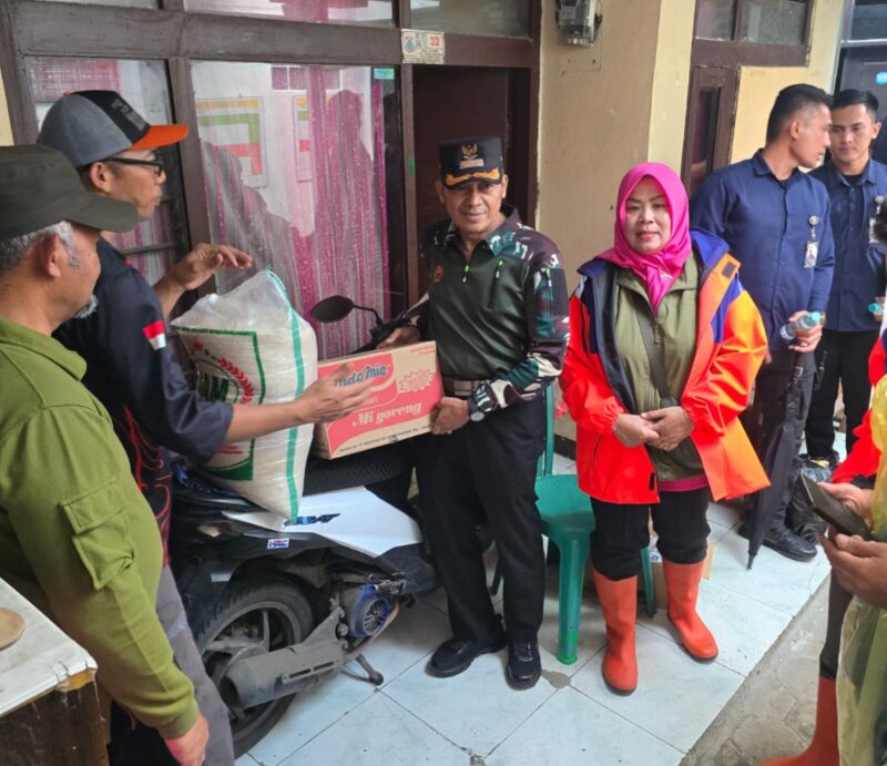 Wali Kota Cimahi, Ngatiyana Saat Memberikan Bantuan Kepada Masyarakat Korban Banjir di Kel. Utama. (Istimewa)