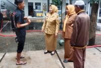 Camat Cimahi Selatan Rika Martiana, Dengan Ditemani Lurah Utama Sri Astuti Meninjau Lokasi Banjir di SMK/MTS Mohamad Toha Cimahi.