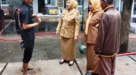Camat Cimahi Selatan Rika Martiana, Dengan Ditemani Lurah Utama Sri Astuti Meninjau Lokasi Banjir di SMK/MTS Mohamad Toha Cimahi.