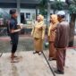 Camat Cimahi Selatan Rika Martiana, Dengan Ditemani Lurah Utama Sri Astuti Meninjau Lokasi Banjir di SMK/MTS Mohamad Toha Cimahi.