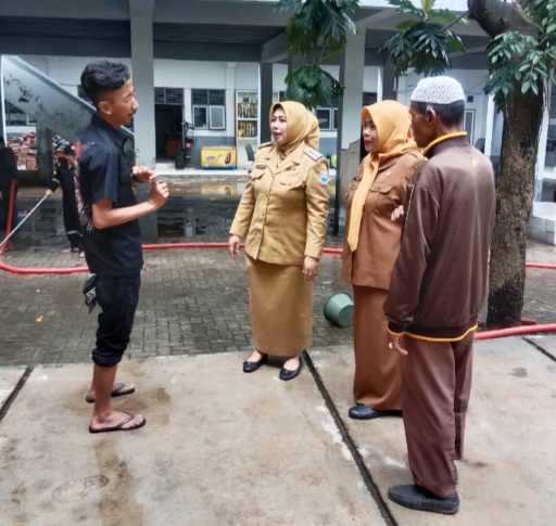 Camat Cimahi Selatan Rika Martiana, Dengan Ditemani Lurah Utama Sri Astuti Meninjau Lokasi Banjir di SMK/MTS Mohamad Toha Cimahi.