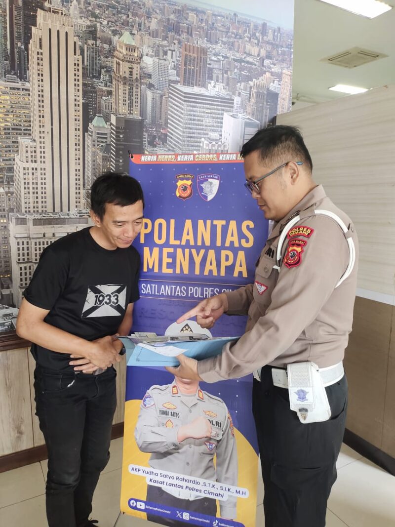 Kegiatan Polantas Menyapa di Samsat Cimahi.