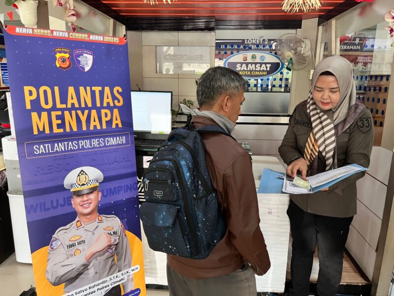 Kegiatan Polantas Menyapa di Samsat Cimahi.