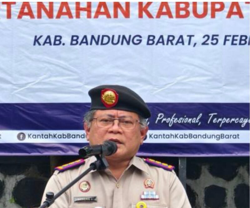 Kepala Kantor BPN KBB, Gunung Jayalaksana, Saat  Melantik 23 Satgas PTSL.