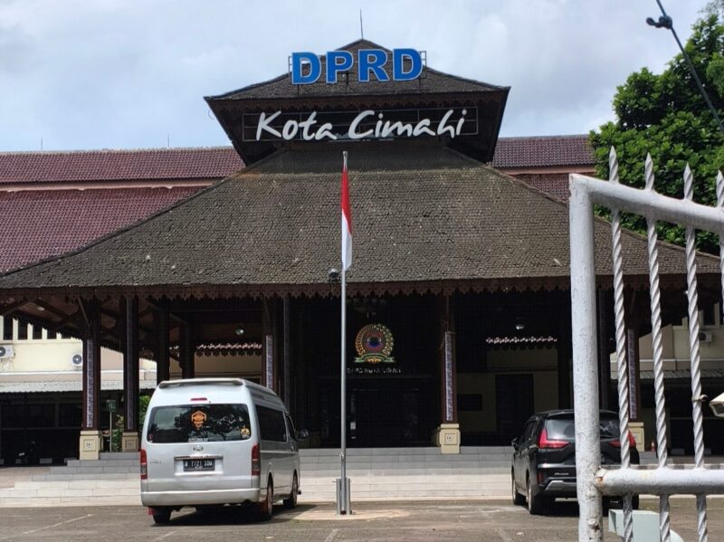 Penampakan Tiang Bendera DPRD Kota Cimahi. (Foto : Eri)