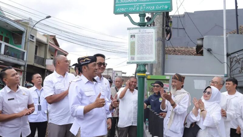 Wali Kota Cimahi, Ngatiyana Saat Meresmikan Jalan Soedarna Tresna Manggala dan Jalan Dann Suganda. (Istimewa)