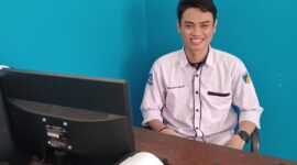 Ket Gambar :
Kepala Dapur SPPG Yayasan Anak Indonesia Emas, Adryan Lauren lumi, saat memberi keterangan dalam acara launching,  Selasa (31/3/2026)