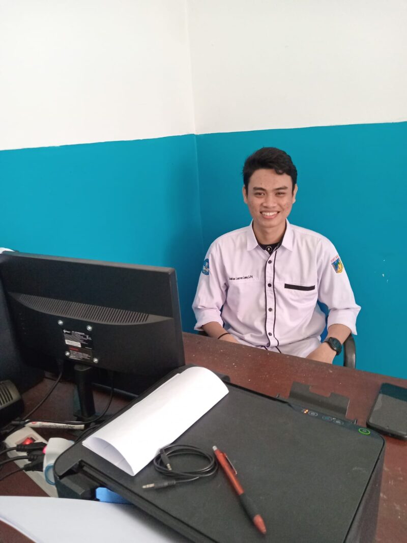 Ket Gambar :
Kepala Dapur SPPG Yayasan Anak Indonesia Emas, Adryan Lauren lumi, saat memberi keterangan dalam acara launching,  Selasa (31/3/2026)