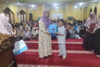 Lurah Leuwigajah Dini Gusniar Menyerahkan Bantuan. (Istimewa)