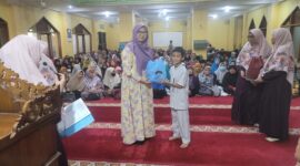 Lurah Leuwigajah Dini Gusniar Menyerahkan Bantuan. (Istimewa)