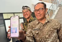 Walikota Cimahi, Ngatiyana Saat Menunjukan WA Sampurasun. (Istimewa)