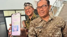 Walikota Cimahi, Ngatiyana Saat Menunjukan WA Sampurasun. (Istimewa)