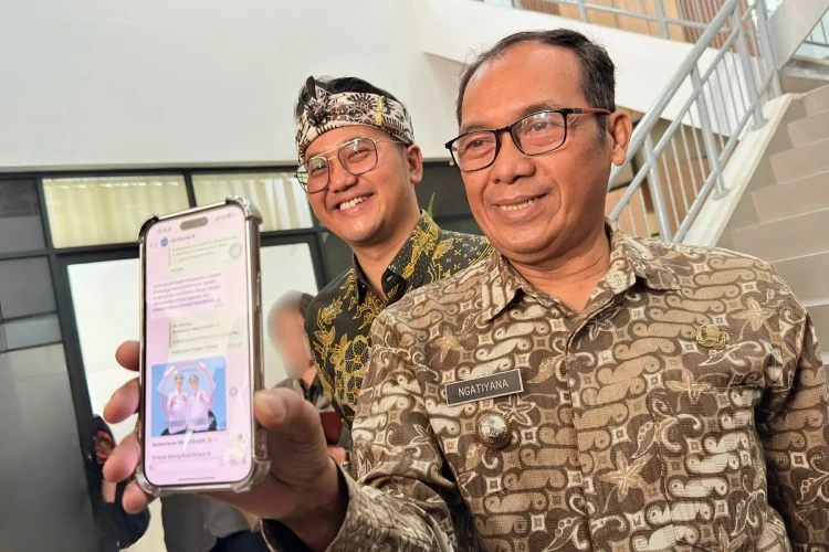 Walikota Cimahi, Ngatiyana Saat Menunjukan WA Sampurasun. (Istimewa)