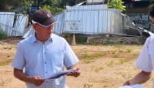 Enang Sahri, Anggota Komisi III DPRD Cimahi saat melaksanakan sidak lokasi pembangunan rumdin wali kota. (Foto/eri)