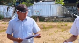 Enang Sahri, Anggota Komisi III DPRD Cimahi saat melaksanakan sidak lokasi pembangunan rumdin wali kota. (Foto/eri)