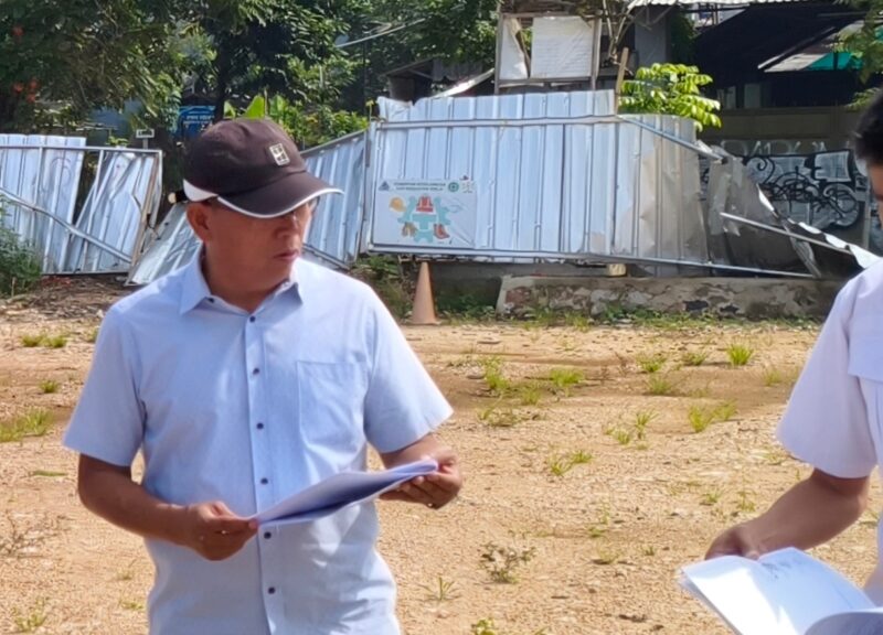 Enang Sahri, Anggota Komisi III DPRD Cimahi saat melaksanakan sidak lokasi pembangunan rumdin wali kota. (Foto/eri)