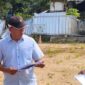Enang Sahri, Anggota Komisi III DPRD Cimahi saat melaksanakan sidak lokasi pembangunan rumdin wali kota. (Foto/eri)