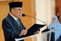 Wali Kota Cimahi, Ngatiyana Saat Pelantikan dan Pengambilan Sumpah Pejabat Administrator, Fungsional, dan Pengawas di Aula Gedung A, Jumat (17/04/26).