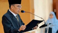 Wali Kota Cimahi, Ngatiyana Saat Pelantikan dan Pengambilan Sumpah Pejabat Administrator, Fungsional, dan Pengawas di Aula Gedung A, Jumat (17/04/26).