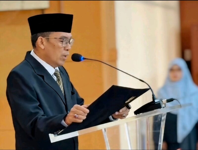 Wali Kota Cimahi, Ngatiyana Saat Pelantikan dan Pengambilan Sumpah Pejabat Administrator, Fungsional, dan Pengawas di Aula Gedung A, Jumat (17/04/26).